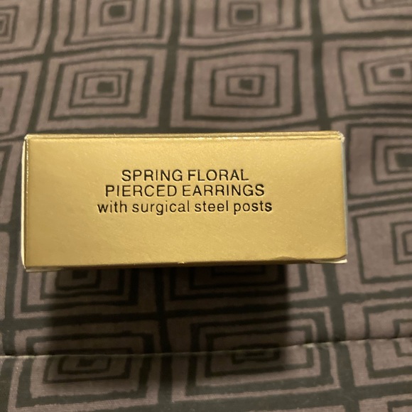 Avon floral earrings gold tone - Picture 5 of 5